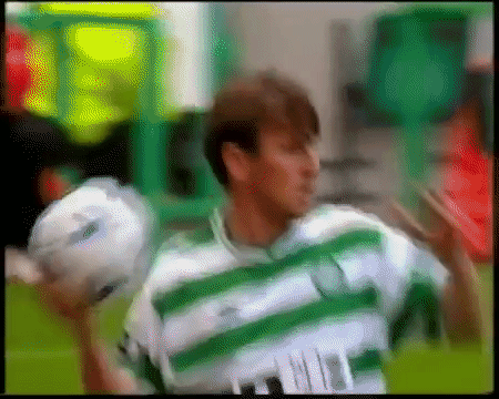 Lubo traps ball v Hearts Aug 1999.gif